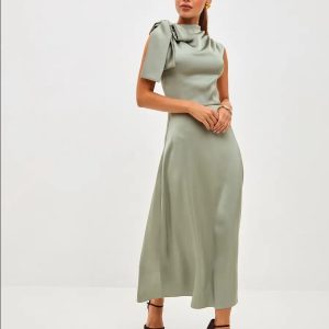 Elegant Green Silk Dress With Bow Detail For
